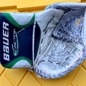 Bauer Reactor hockey goalie catching glove / Regular white green