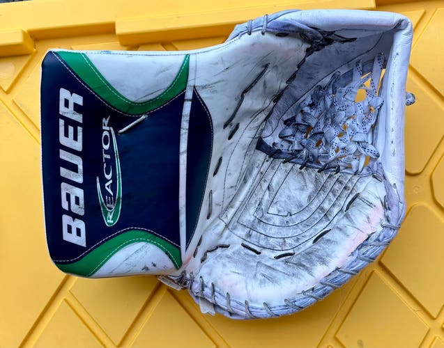 Bauer Reactor hockey goalie catching glove / Regular white green