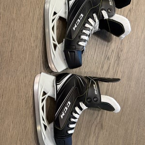 2018 CCM Tacks 9040 Hockey Skates Regular Width Size 1 (New)