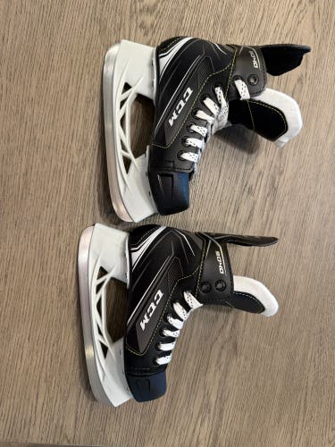 2018 CCM Tacks 9040 Hockey Skates Regular Width Size 1 (New)