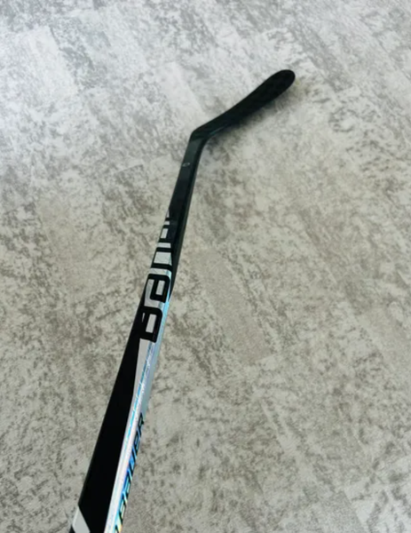 NEW Intermediate Bauer Pulse Right Handed Silver Hockey Stick P28 65 Flex (New)