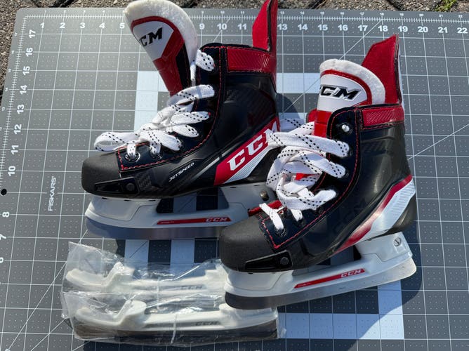 CCM JetSpeed Youth Hockey Skates Regular Width 11 (Used)