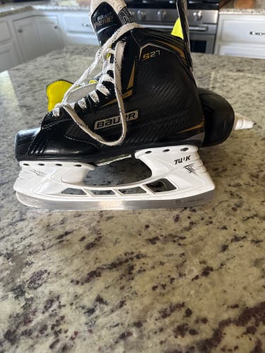 Bauer Hockey Skates Regular Width Size 5 (Used)