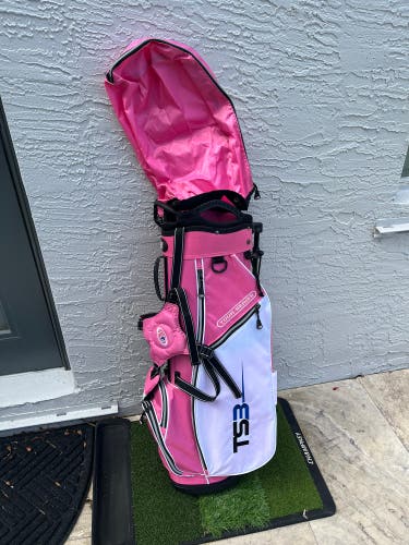 Junior golf girls US Kids Golf Bag never used in new condition