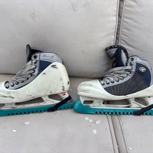 White/Blue CCM Tacks 852 Hockey Skates Regular Width 9.5 (Used)