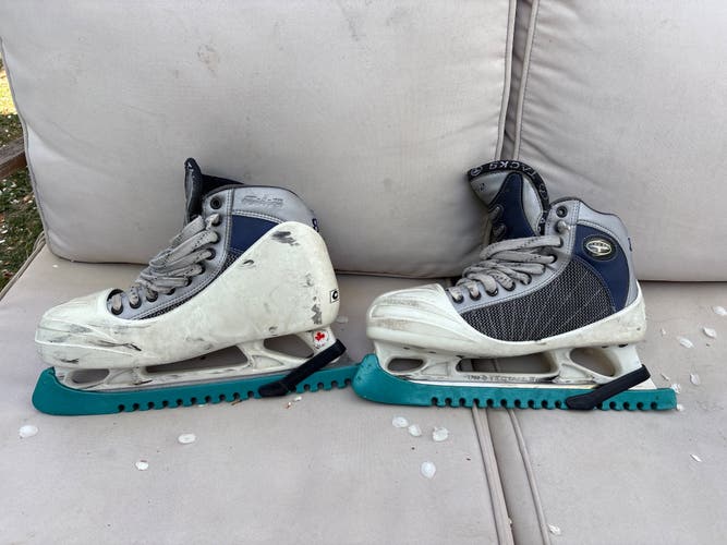 White/Blue CCM Tacks 852 Hockey Skates Regular Width 9.5 (Used)