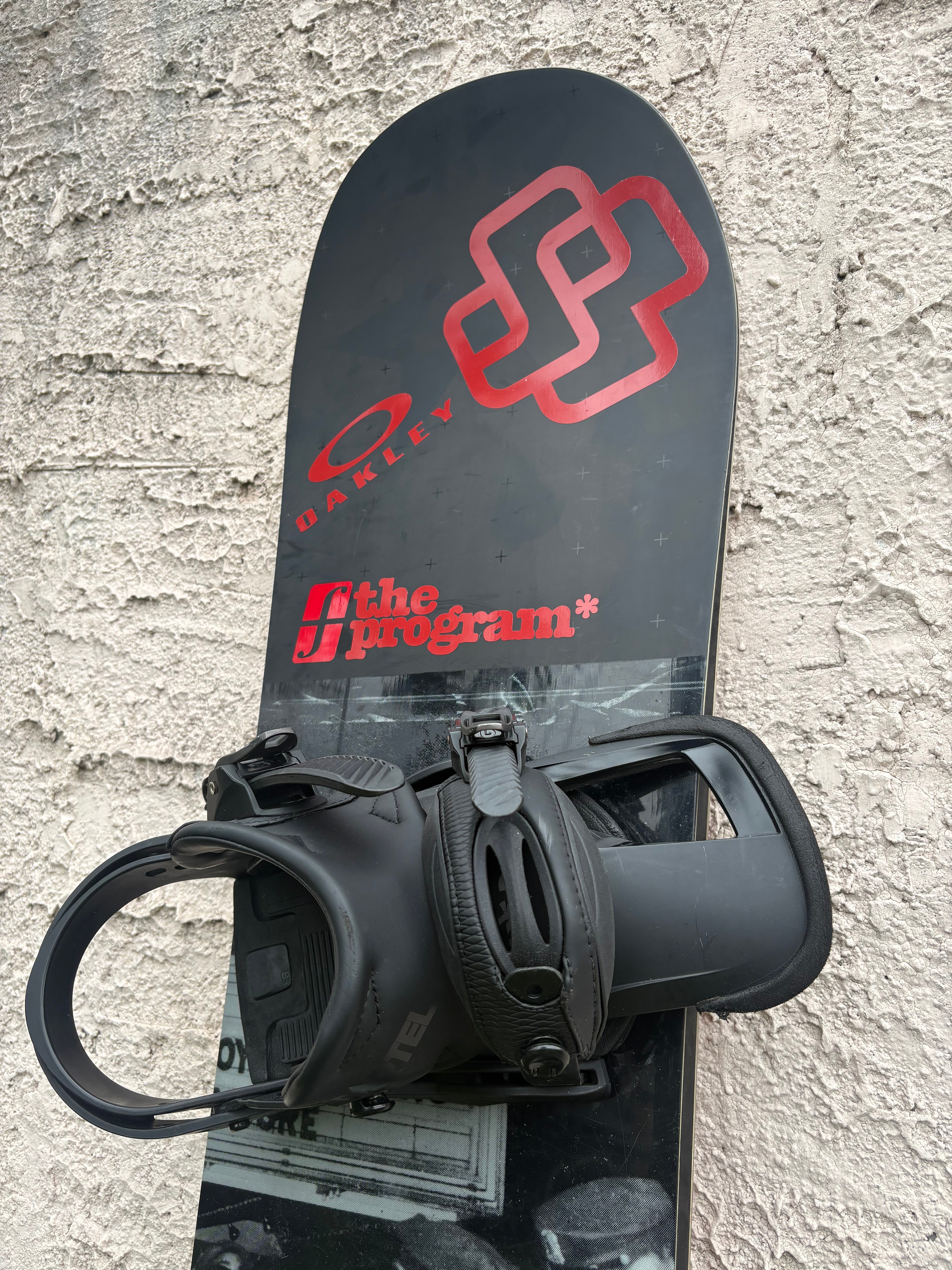 156cm Forum Destroyer Snowboard With Burton Cartel Bindings and 