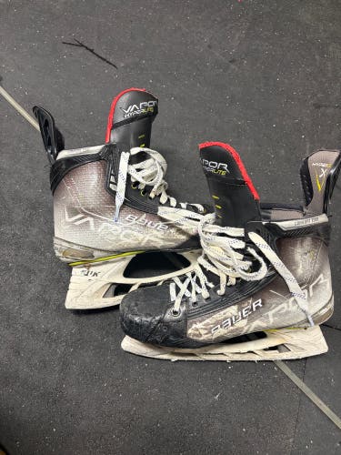 2021 Bauer Vapor Hyperlite Hockey Skates Regular Width Pro Stock 9 (Used)