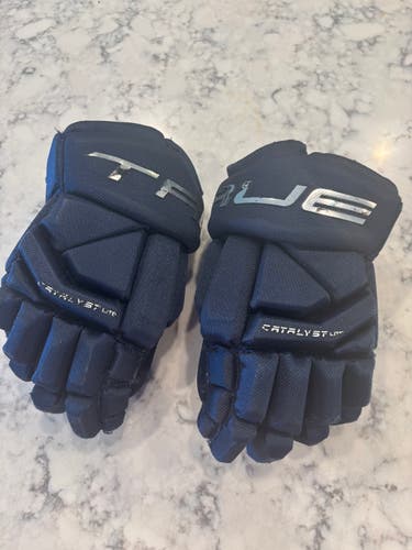 True Navy Hockey Gloves 10" (Used)