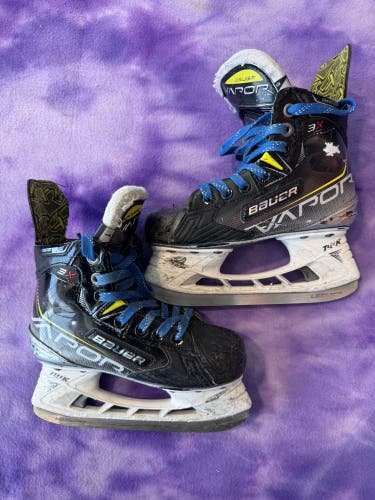 Junior Bauer Vapor 3X Hockey Skates Regular Width Size 1 (Used)