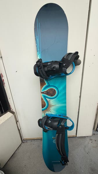 Unisex Burton Snowboard With Bindings 150 cm (Used) Unisex Burton Snowboard With Bindings 150 cm (Used)