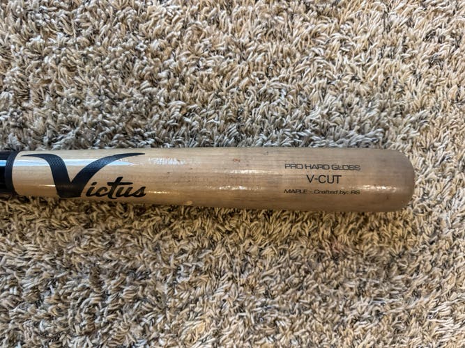 Victus V-Cut Bat (-3) 28 oz 31" (Used)