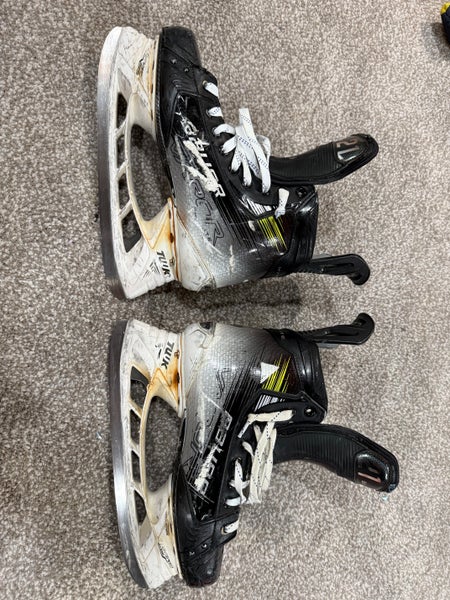 Bauer Vapor Hyperlite Hockey Skates Regular Width Pro Stock 9 (Used)