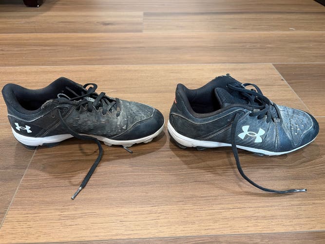 Black Kid's 6Y (Big Kids / Youth) Youth Under Armour Leadoff low rm Low Top Molded Cleats (Used)