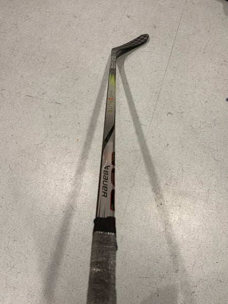 Intermediate Bauer Vapor Hyperlite 2 Hockey Stick Right Handed P28 55 Flex (Used)