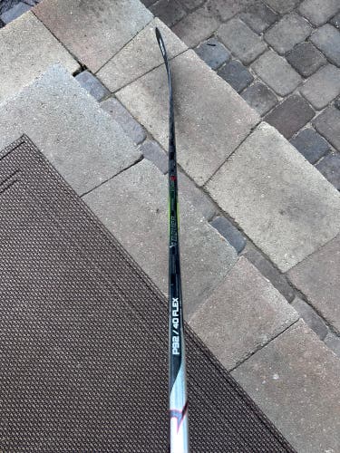 Junior Bauer Vapor Hyperlite 2 Right Handed Hockey Stick P92 40 Flex (Used)