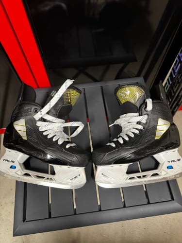 Black 2022 True Catalyst 5 Hockey Skates Wide Width 7.5 (Used)