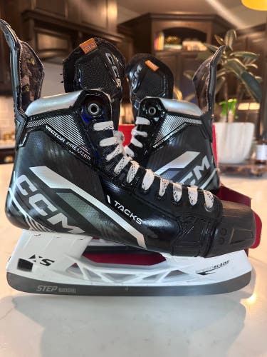 2024 CCM Tacks Vector Premier (SMU) Hockey Skates Regular Width 10.5 (Used)