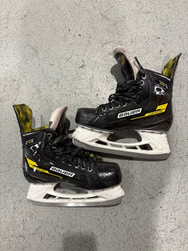 Intermediate Bauer Supreme M3 Hockey Skates Regular Width Size 5.5 (Used)