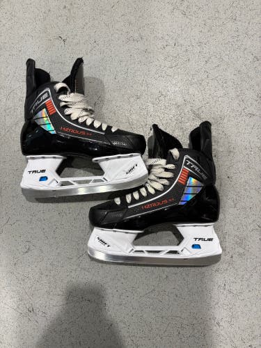 Senior True HZRDUS 5x Hockey Skates Wide Width 8 (Used)