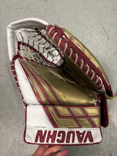Senior Vaughn Velocity VE8 Goalie Glove Regular | U of D Rasmussen Pro Stock (Used)