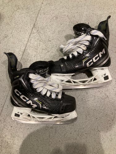 Junior CCM Tacks XF 80 Hockey Skates Regular Width Size 2 (Used)
