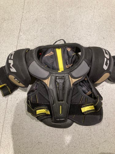Medium Junior CCM Tacks AS 580 Shoulder Pads (Used)