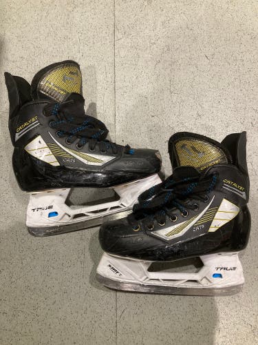 Intermediate True Catalyst 5 Hockey Skates Regular Width Size 5.5 (Used)
