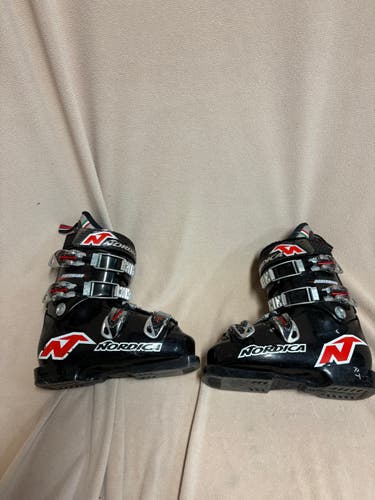 Mondo 23 & 23.5 Unisex Nordica All Mountain Dobermann Ski Boots (Used)