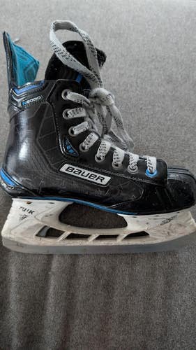 Black Bauer Nexus N9000 Hockey Skates Regular Width Size 4.5 (Used)