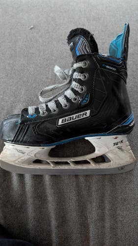 Black Bauer Nexus N9000 Hockey Skates Regular Width Size 4.5 (Used)