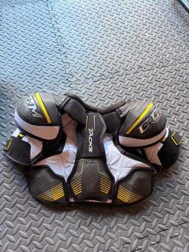 Men's Medium Junior CCM Tacks 9060 Shoulder Pads (Used)