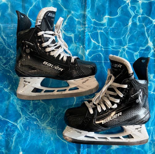 Intermediate Bauer S24 Supreme Matrix (SMU) Hockey Skates Size 5 (Used)