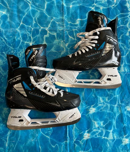 Senior True Catalyst 5x4 Hockey Skates Regular Width 9 (Used)