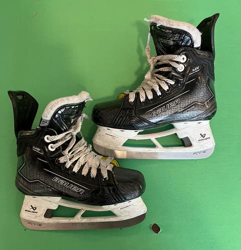 Junior Bauer Supreme M50 Pro Hockey Skates Regular Width Size 2.5 (Used)