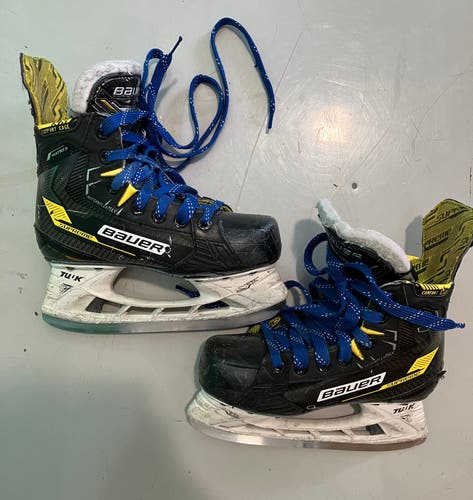 Junior Bauer S22 Supreme Matrix (SMU) Hockey Skates Regular Width Size 2 (Used)