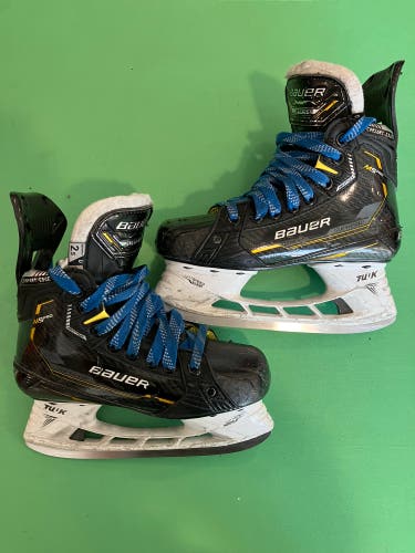 Junior Bauer Supreme M5 Pro Hockey Skates Regular Width Size 2.5 (Used)