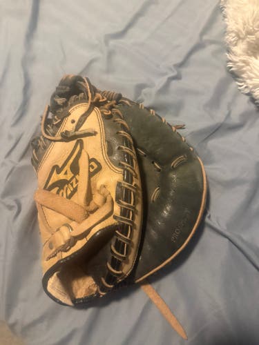 Mizuno Prospect RH Catcher's Baseball Glove 32" (Used)