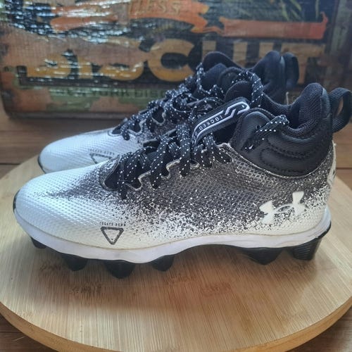 White Unisex 1Y (Big Kids / Youth) Youth Under Armour Molded Cleats Cleats (Used)
