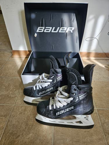 Black 2024 Bauer Vapor Hyperlite 2 Hockey Skates Regular Width 5 (Used)