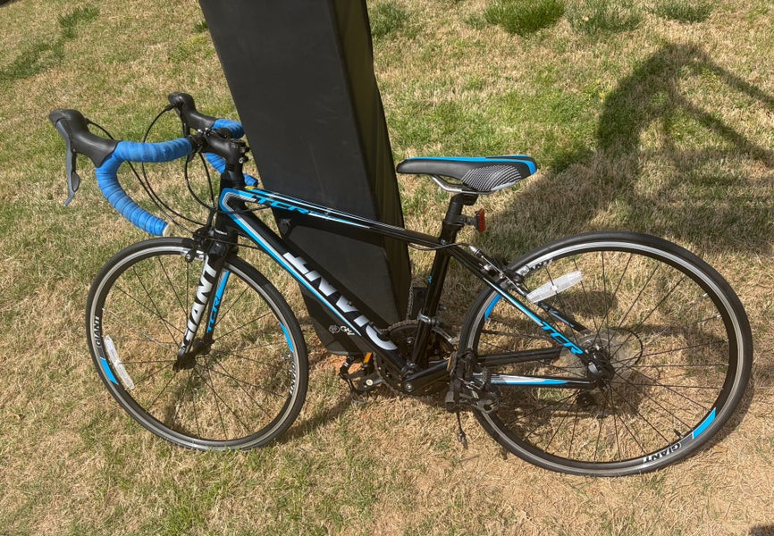 Youth 2012 Giant Tcr Road Bike 24” wheels (used)