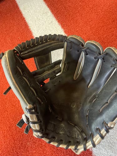 Wilson A2000 RH Softball Glove 11.5" (Used)