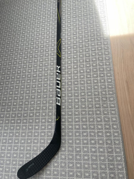 Senior Bauer Vapor 2X Right Handed Hockey Stick P28 87 Flex (Used)