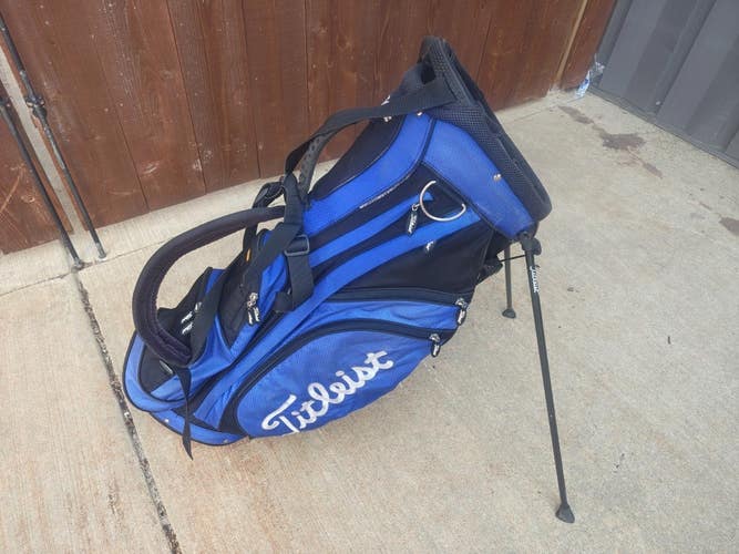 Titleist Lightweight 7 Divider Dual Strap Stand Bag Blue/Black w Raincover