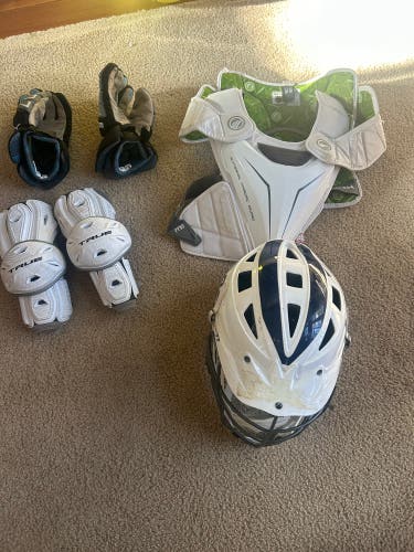 Medium/Large Youth Maverik M5 Shoulder Pads (Used)