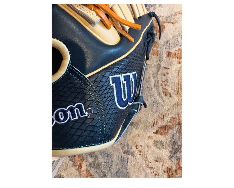 2024 Outfield RH Wilson A2000 Game Spec Julio Rodriguez JR44