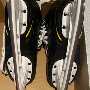 Junior Bauer Supreme M1 Hockey Skates Regular Width Size 3 (New) Free Socks included