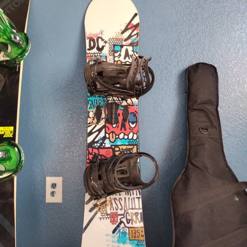 Kid's DC Snowboard With Bindings Soft Flex True Twin 135 cm (Used)