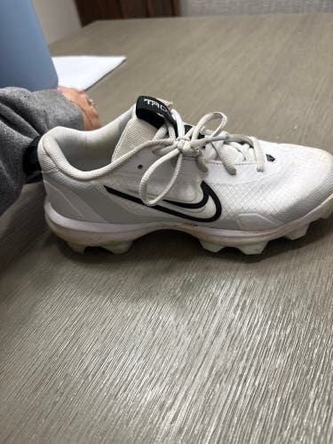 White Kid's 6Y (Big Kids / Youth) Youth Nike Alpha Huarache Elite 4 Low Top Molded Cleats (Used)