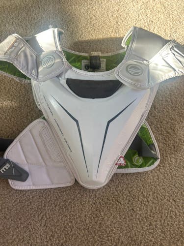 Medium/Large Youth Maverik MAX EKG Shoulder Pads (Used)
